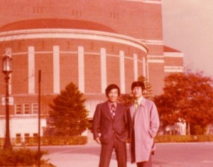 성성모씨와 함께 Purdue Stadium 앞에서, 1974년